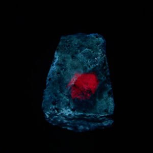 fluorescenční rubín v zoisitu, Tanzánie, 162g