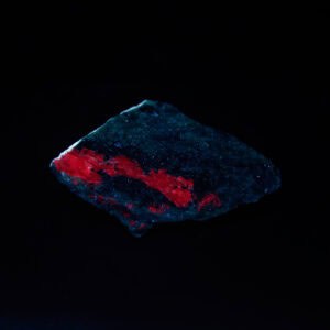 fluorescenční rubín v zoisitu, Tanzánie, 44 g