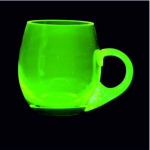 Uranové sklo - Sklenice 0,5l (půllitr) s fosforeskujícím uchem